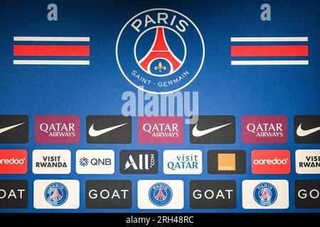 Poissy, France, France. 11 août 2023. Illustration du logo officiel du PSG lors d’une conférence de presse du Paris Saint-Germain au Campus PSG le 11 août 2023 à Poissy près de Paris. (Image de crédit : © Matthieu Mirville/ZUMA Press Wire) USAGE ÉDITORIAL SEULEMENT! Non destiné à UN USAGE commercial ! Banque D'Images