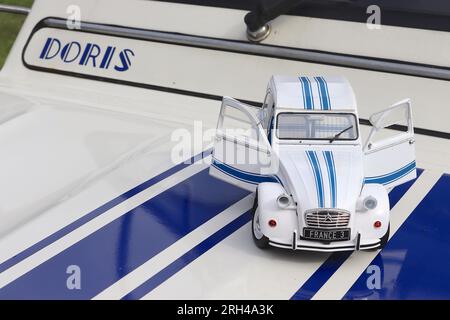 Le grand et le petit, un modèle moulé sous pression d'une Citroën 2CV Beachcomer exposée sur le capot de la voiture grandeur nature au salon Ley Hill Classic. Banque D'Images