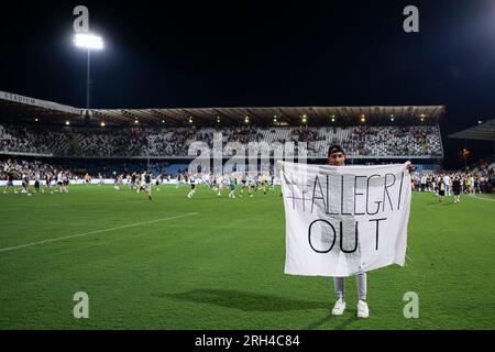 Un envahisseur de terrain tient une bannière indiquant « Allegri ou » à la fin du match amical de football entre la Juventus FC et l'Atalanta BC. Banque D'Images