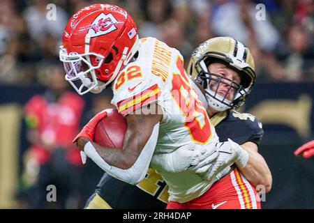 Nouvelle-Orléans, Louisiane, États-Unis. 13 août 2023. (De l'avant vers l'arrière) Nick Bolton, le linebacker des Chiefs de Kansas City, est attaqué par Ty Summers, le linebacker des Saints de la Nouvelle-Orléans, lors d'un match de pré-saison de la NFL à la Nouvelle-Orléans, Louisiane, États-Unis, le 13 août 2023. (Image de crédit : © Dan Anderson/ZUMA Press Wire) USAGE ÉDITORIAL SEULEMENT! Non destiné à UN USAGE commercial ! Crédit : ZUMA Press, Inc./Alamy Live News Banque D'Images