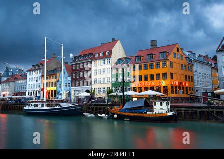 Maisons peintes traditionnelles de Nyhavn à Copenhague Danemark Banque D'Images