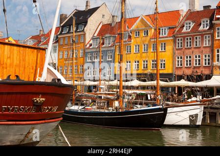 Maisons peintes traditionnelles de Nyhavn à Copenhague Danemark Banque D'Images