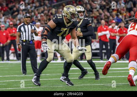 La Nouvelle-Orléans, États-Unis. 13 août 2023 : les Saints de la Nouvelle-Orléans s'attaquent Ryan Ramczyk (71 ans) cherche quelqu'un à bloquer lors d'un match de pré-saison entre les Saints de la Nouvelle-Orléans et les Chiefs de Kansas City au Caesars Superdome à la Nouvelle-Orléans, EN LOUISIANE. Jonathan Mailhes/CSM crédit : CAL Sport Media/Alamy Live News Banque D'Images