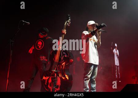 Irving, États-Unis. 12 août 2023. 12 août 2023, Irving, Texas, États-Unis : le rappeur mexicain, musicien et chanteur Hassan Emilio Kabande Laija, connu professionnellement sous le nom de Peso Pluma, se produit lors de sa tournée Double P au Pavillon de Toyota Music Factory le samedi 12 août 2023 à Irving, Texas, États-Unis. (Photo de Javier Vicencio/Eyepix Group) crédit : EYEPIX Group/Alamy Live News Banque D'Images