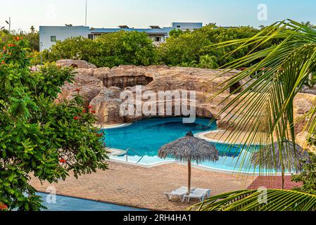 Cuba, Varadero. Cuba est une île comme un volcan chaud. Belles piscines avec de l'eau rafraîchissante. Vacances sur des plages de sable fin au milieu d'une végétation luxuriante, élancée Banque D'Images