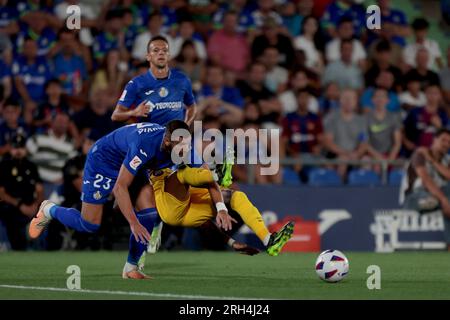 Getafe, Espagnol. 13 août 2023. Madrid Espagne ; 08.13.2023.- le joueur de Getafe Mitrovic (L) Getafe dessine 0-0 avec Barcelone dans un match de la Ligue espagnole de football le jour 01 qui se tient au Colisée Alfonso Perez à Getafe, Madrid crédit : Juan Carlos Rojas/dpa/Alamy Live News Banque D'Images