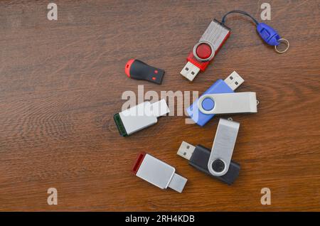 Gros plan de plusieurs clés USB sur la table en bois. Plusieurs clés USB différentes. Clés USB représentant le stockage mobile et la technologie de pointe. Banque D'Images