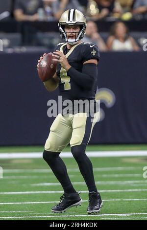 La Nouvelle-Orléans, États-Unis. 13 août 2023 : Derek Carr (4 ans), quarterback des Saints de la Nouvelle-Orléans, cherche un receveur ouvert lors d'un match de pré-saison entre les Saints de la Nouvelle-Orléans et les Chiefs de Kansas City au Caesars Superdome de la Nouvelle-Orléans, EN LOUISIANE. Jonathan Mailhes/CSM crédit : CAL Sport Media/Alamy Live News Banque D'Images