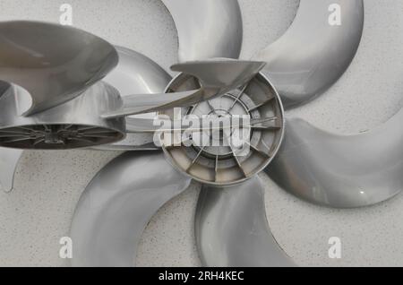 Détail des pales du ventilateur, soulignant l'importance de l'entretien et du nettoyage pour un fonctionnement efficace. Concept et besoin de remplacement régulier et Banque D'Images