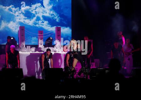 14 juillet 2023, Madrid, Madrid, Espagne : la chanteuse de Malaga, Ana Mena, est vue sur scène lors d'un concert de sa tournée 'Bellodrama', à Pampelune. Le 9 septembre, Ana Mena se produira à Madrid sur la scène Wizink Center, un spectacle gigantesque à la hauteur de son album 'Bellodrama' dont la tournée a débuté le 15 avril dans A CoruÃ±a, la première étape d'une vingtaine de spectacles qui emmèneront Malaga Singer dans toute l'Espagne. Ana Mena fait ses débuts dans l'industrie musicale en 2016 avec son single No soy como tu crees. En 2018, elle a atteint une grande popularité en Italie avec la chanson 'd'Estate non vale' avec Fred de Pa Banque D'Images