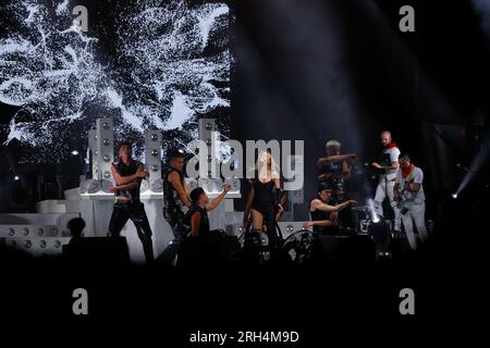 14 juillet 2023, Madrid, Madrid, Espagne : la chanteuse de Malaga, Ana Mena, est vue sur scène lors d'un concert de sa tournée 'Bellodrama', à Pampelune. Le 9 septembre, Ana Mena se produira à Madrid sur la scène Wizink Center, un spectacle gigantesque à la hauteur de son album 'Bellodrama' dont la tournée a débuté le 15 avril dans A CoruÃ±a, la première étape d'une vingtaine de spectacles qui emmèneront Malaga Singer dans toute l'Espagne. Ana Mena fait ses débuts dans l'industrie musicale en 2016 avec son single No soy como tu crees. En 2018, elle a atteint une grande popularité en Italie avec la chanson 'd'Estate non vale' avec Fred de Pa Banque D'Images