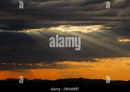 Paysage nuageux spectaculaire au lever du soleil avec des rayons de soleil sur les sommets des montagnes, Afrique du Sud Banque D'Images