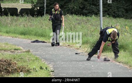 Lienen, Allemagne. 13 août 2023. Les policiers sécurisent les traces sur un trottoir. Un motocycliste est entré en collision avec deux personnes sur le trottoir de Lienen, dans la région de Tecklenburg. Un piéton est mort, un autre a été grièvement blessé. Crédit : David Poggemann/Nord-West-Media/dpa/Alamy Live News Banque D'Images