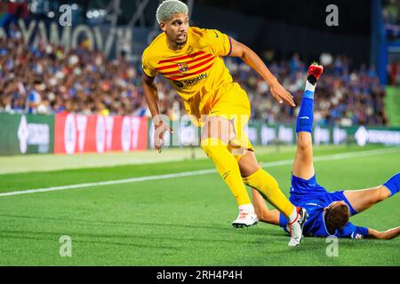 Getafe, Espagne. 13 août 2023. Ronald Araujo (Barcelone) en action lors du match de football LaLiga EA Sports entre Getafe et Barcelone joué au Coliseum Alfonso Perez Stadium. (Note finale ; Getafe 0:0 Barcelone) (photo Alberto Gardin/SOPA Images/Sipa USA) crédit : SIPA USA/Alamy Live News Banque D'Images