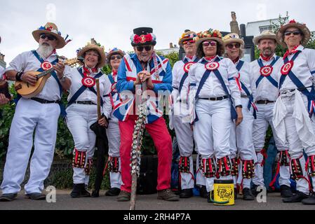 Broadstairs, Royaume-Uni. 13 août 2023. Les membres du groupe East Kent Morris posent pour une photo pendant le festival. Broadstairs organise cette année la 57e Folk week. C'est l'un des plus grands festivals folkloriques du Royaume-Uni. Des centaines de danseuses Morris ont pris les rues et des groupes ayant des concerts dans les pubs. Crédit : SOPA Images Limited/Alamy Live News Banque D'Images