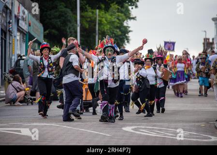 Broadstairs, Royaume-Uni. 12 août 2023. Dancers of the Dead Horse Morris se produisent lors du défilé sur la High Street de The Broadstairs. Broadstairs organise cette année la 57e Folk week. C'est l'un des plus grands festivals folkloriques du Royaume-Uni. Des centaines de danseuses Morris ont pris les rues et des groupes ayant des concerts dans les pubs. Crédit : SOPA Images Limited/Alamy Live News Banque D'Images