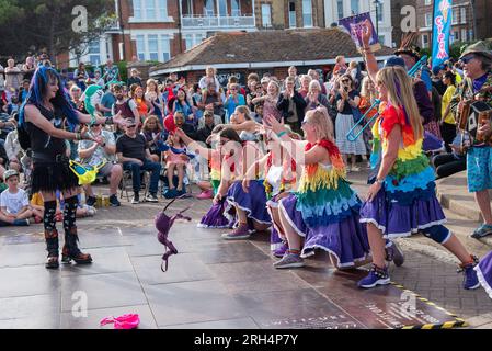 Broadstairs, Royaume-Uni. 12 août 2023. Les danseuses des femmes lâches Morris sont vues jeter les soutiens-gorge sur la personne gothique à la fin de la danse. Broadstairs organise cette année la 57e Folk week. C'est l'un des plus grands festivals folkloriques du Royaume-Uni. Des centaines de danseuses Morris ont pris les rues et des groupes ayant des concerts dans les pubs. Crédit : SOPA Images Limited/Alamy Live News Banque D'Images