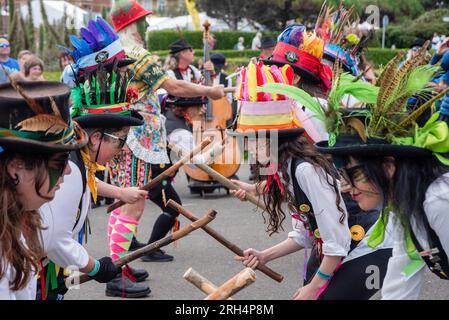 Broadstairs, Royaume-Uni. 13 août 2023. Les membres du Dead Horse Morris donnent un spectacle dans la rue pendant le festival. Broadstairs organise cette année la 57e Folk week. C'est l'un des plus grands festivals folkloriques du Royaume-Uni. Des centaines de danseuses Morris ont pris les rues et des groupes ayant des concerts dans les pubs. Crédit : SOPA Images Limited/Alamy Live News Banque D'Images