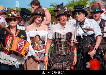 Broadstairs, Royaume-Uni. 13 août 2023. Des membres du groupe de danse Steampunk Morris attendent d'aller sur scène pour faire leur performance. Broadstairs organise cette année la 57e Folk week. C'est l'un des plus grands festivals folkloriques du Royaume-Uni. Des centaines de danseuses Morris ont pris les rues et des groupes ayant des concerts dans les pubs. (Photo Krisztian Elek/SOPA Images/Sipa USA) crédit : SIPA USA/Alamy Live News Banque D'Images