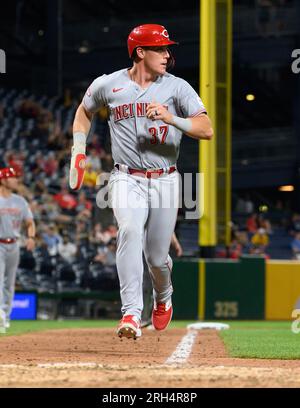 Pittsburgh, États-Unis. 13 août 2023. Le receveur des Reds de Cincinnati Tyler Stephenson (37) marque la victoire dans la dixième manche de la victoire 6-5 contre les Pirates de Pittsburgh au PNC Park, dimanche 13 août 2023, dans le deuxième match d’une double tête partagée à Pittsburgh. Photo d'Archie Carpenter/UPI crédit : UPI/Alamy Live News Banque D'Images