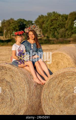 Portrait de mère et fille en tenues traditionnelles ukrainiennes, avec des couronnes sur la tête. Banque D'Images