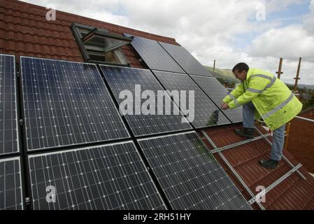 Photo de dossier datée du 05/06/07 de panneaux solaires installés sur le toit d'un bâtiment. Les ménages britanniques installent plus de pompes à chaleur et de panneaux solaires que jamais auparavant, a déclaré l’organisme qui accrédite les produits à faible teneur en carbone. Date de parution : lundi 14 août 2023. Banque D'Images