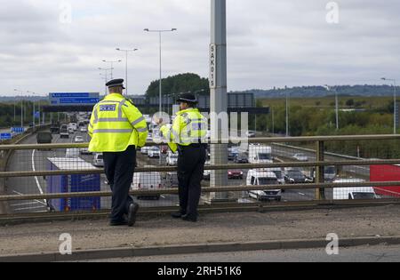 Photo de dossier datée du 23/09/21 des policiers surveillent l'autoroute M25 près de l'aéroport d'Heathrow. Une enquête a révélé que le nombre de rapports de véhicules conduits dans le mauvais sens sur les autoroutes anglaises a augmenté de 13 % en un an. Date de parution : lundi 14 août 2023. Banque D'Images