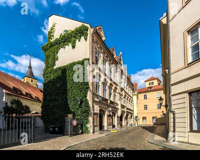 Rue pavée étroite parmi les bâtiments typiques de la vieille ville de Prague, République tchèque. Banque D'Images