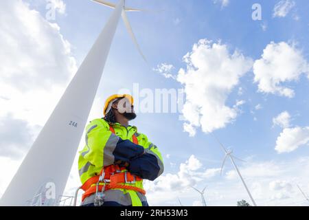 Africain noir intelligent ingénieur professionnel technicien masculin travaillant des éoliennes de maintenance de service Banque D'Images