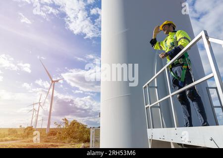 Technicien d'éolienne vérifiant le service. Équipe d'ingénieurs de travail professionnel de maintenance propre système de générateur d'énergie Banque D'Images