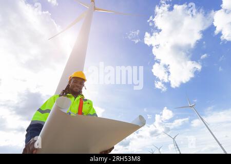 Africain noir intelligent ingénieur professionnel technicien masculin travaillant des éoliennes de maintenance de service Banque D'Images