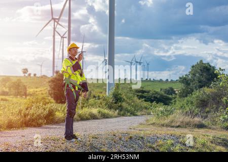 Technicien d'éolienne vérifiant le service. Équipe d'ingénieurs de travail professionnel de maintenance propre système de générateur d'énergie Banque D'Images