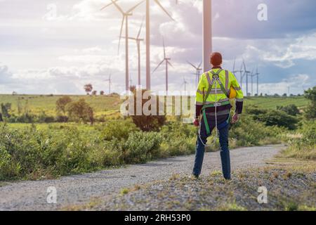 Technicien d'éolienne vérifiant le service. Équipe d'ingénieurs de travail professionnel de maintenance propre système de générateur d'énergie Banque D'Images