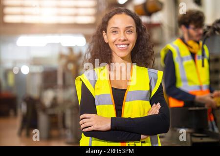 portrait femme noire afro-américaine ouvrière heureuse sourire travailler dans l'industrie des machines de métaux lourds Banque D'Images