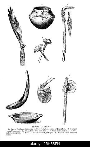 Ustensiles indiens 1. Fan de plumes, appartenant à Crowfoot, chef de Blackfeet. 2. Vase antique, Tennessee. 3. Houe préhistorique et couteau. 4. Clubs de guerre, antiquités. 5. Cuillère en corne de Buffalo. G. Hoe. 7. Hache-coquille, antique. 8. Plat en bois, forme très ancienne. Extrait du livre ' The Song of Hiawatha ' de Longfellow, Henry Wadsworth, 1807-1882 publié par Mifflin and Company en 1898 Banque D'Images