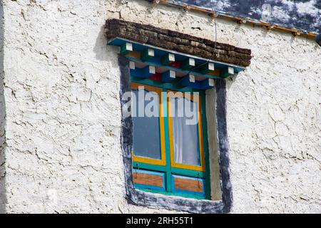 Une fenêtre colorée d'une maison traditionnelle de style tibétain dans le mustang supérieur du Népal Banque D'Images