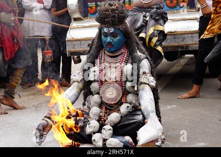 Inde. 13 août 2023. Un artiste indien vêtu sous le couvert du seigneur Shiva avec des dévots hindous prennent part à une procession religieuse pendant le mois sacré de Shravan, à Ajmer, Rajasthan, Inde, le 13 août 2023. Photo de ABACAPRESS.COM crédit : Abaca Press/Alamy Live News Banque D'Images