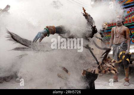 Inde. 13 août 2023. Un artiste indien vêtu sous le couvert du seigneur Shiva avec des dévots hindous prennent part à une procession religieuse pendant le mois sacré de Shravan, à Ajmer, Rajasthan, Inde, le 13 août 2023. Photo de ABACAPRESS.COM crédit : Abaca Press/Alamy Live News Banque D'Images