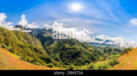 Paysage avec le Piton des Neiges, la montagne de l'île de La Réunion Banque D'Images