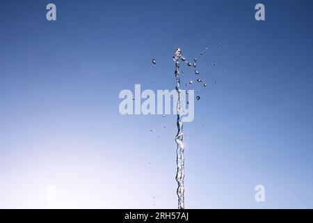 Éclaboussures de la couronne d'eau et tourbillon de vagues et gouttes. Projection de liquide vecteur aqua mouvement dynamique, écoulement d'eau bleu avec gouttelettes de pulvérisation vue latérale isolée sur wh Banque D'Images