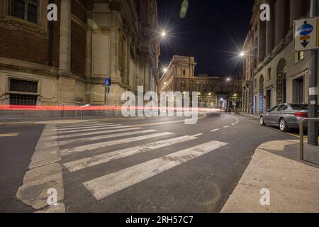 Milan, Italie - 13 août 2023 : vue sur la rue de Milan la nuit, personne n'est visible. Banque D'Images