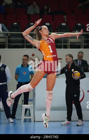 ISTANBUL, TURKIYE - 14 DÉCEMBRE 2022: Anthi Vasilantonaki s'échauffe avant Galatasaray HDI Sigorta vs Savino Del Bene Scandicci CEV Champions League Banque D'Images