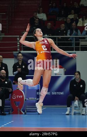 ISTANBUL, TURKIYE - 14 DÉCEMBRE 2022 : Sude Hacimustafaoglu sert pendant le Galatasaray HDI Sigorta vs Savino Del Bene Scandicci CEV Champions League Vo Banque D'Images