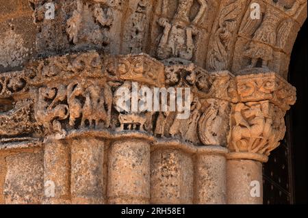 Chapiteaux engagés sculptés romanes, portail nord de l'église médiévale Sainte-Radegonde à Talmont-sur-Gironde, Nouvelle-Aquitaine, France. Traces d'érosion et de dégâts causés par le brouillard salin à cette église maritime de l'estuaire de la Gironde. Banque D'Images