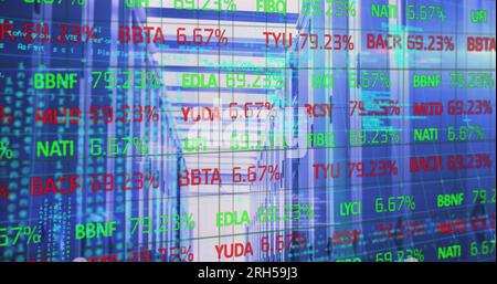 Image du traitement des données boursières sur un réseau grid contre une salle de serveurs informatiques Banque D'Images