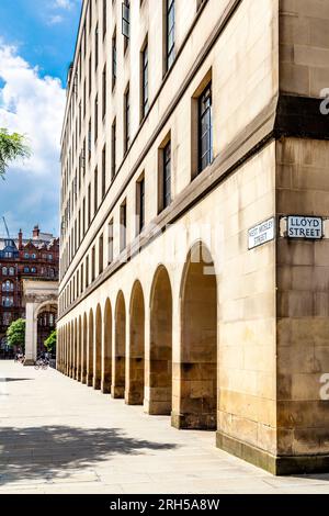 Colonnade du bâtiment de l'extension de l'hôtel de ville de Manchester, Manchester, Angleterre Banque D'Images