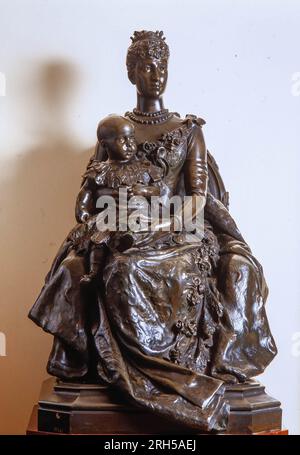 Venanci Vallmitjana i Barbany / su Majestad reina María Cristina de Habsburgo-Lorena con su hijo Alfonso XIII, 1889, Bronce, 103 x 60 x 60 cm. Museu Marítim de Barcelona. Banque D'Images