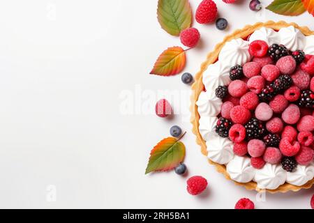 Un cadre délicieux de gâteau aux baies bio sain sur un fond blanc, mettant en valeur des aliments nourrissants. Banque D'Images