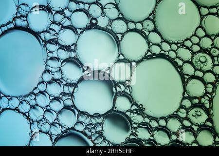 Macrophoto de gouttelettes d'huile et de bulles sur une surface d'eau Banque D'Images