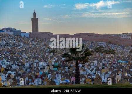 Afrique du Nord. Maroc. Rabat. Maroc. Rabat. Accumulation de tombes dans le cimetière des martyrs musulmans près de la Kasbah des Oudayas Banque D'Images